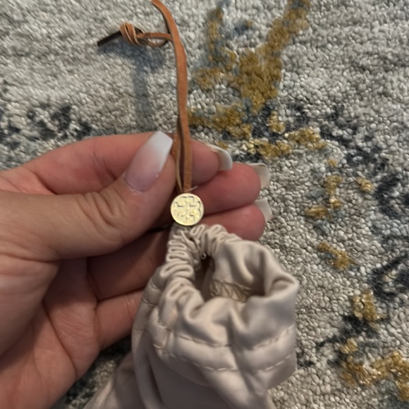 Nwot. Tory Burch sunglasses case and soft cloth satchel - Picture 4 of 5